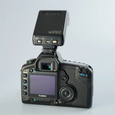 Canon EOS 5D Mark IV + 28-80mm f/3.5-5.6 IV USM + Speedlite 300EZ Image
