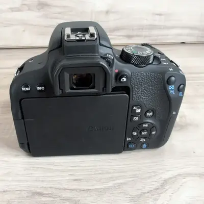 Canon EOS Rebel T7i Image