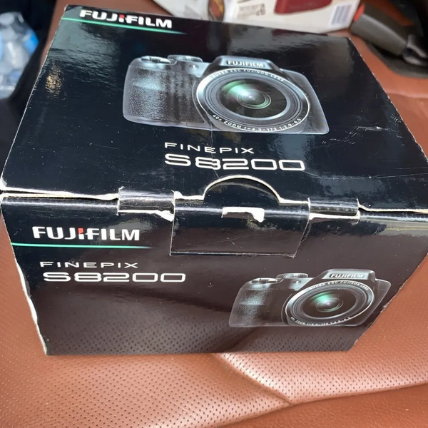Fuji FinePix S8200 image